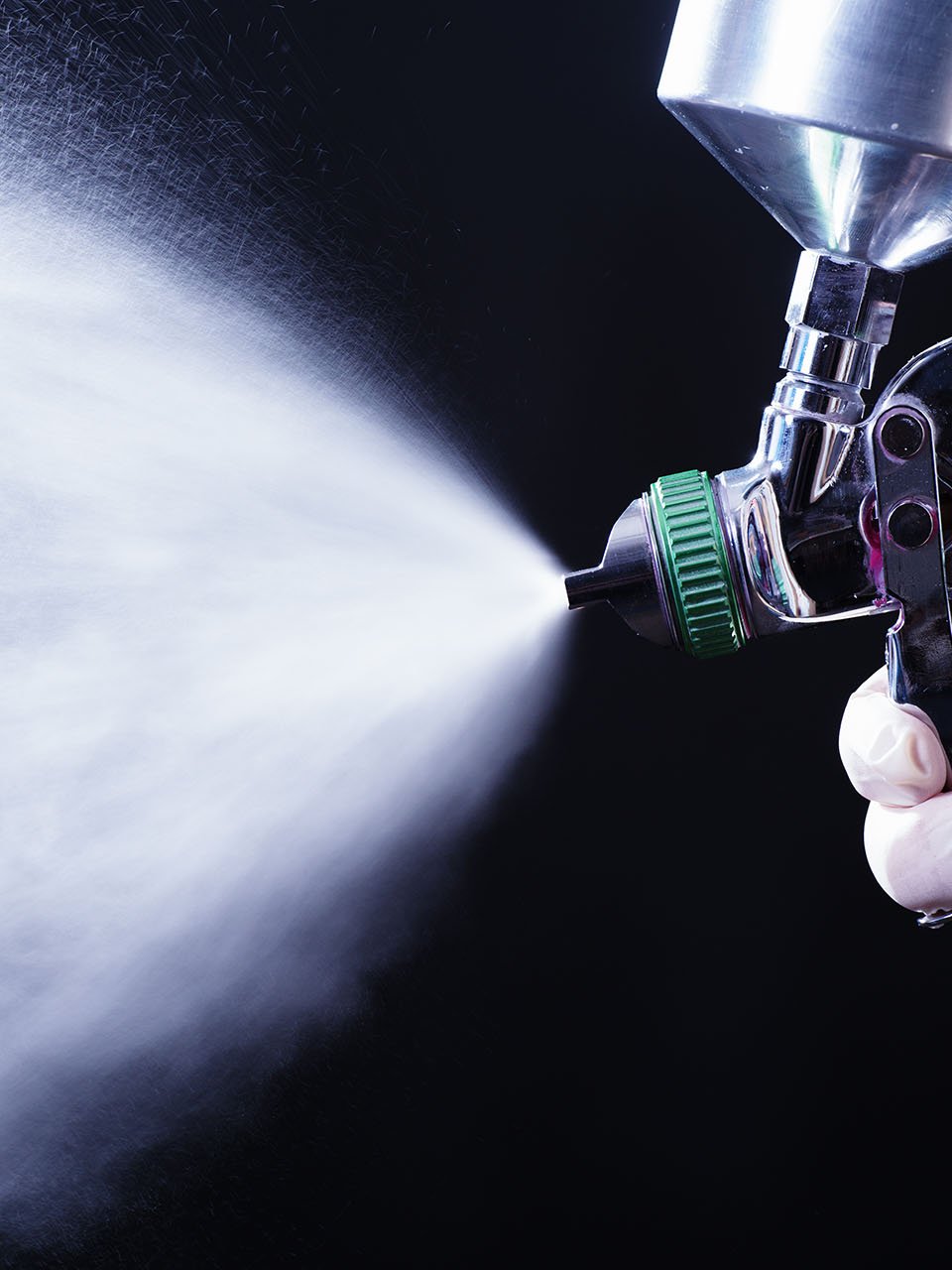 Spray gun sprays anti-friction coating
