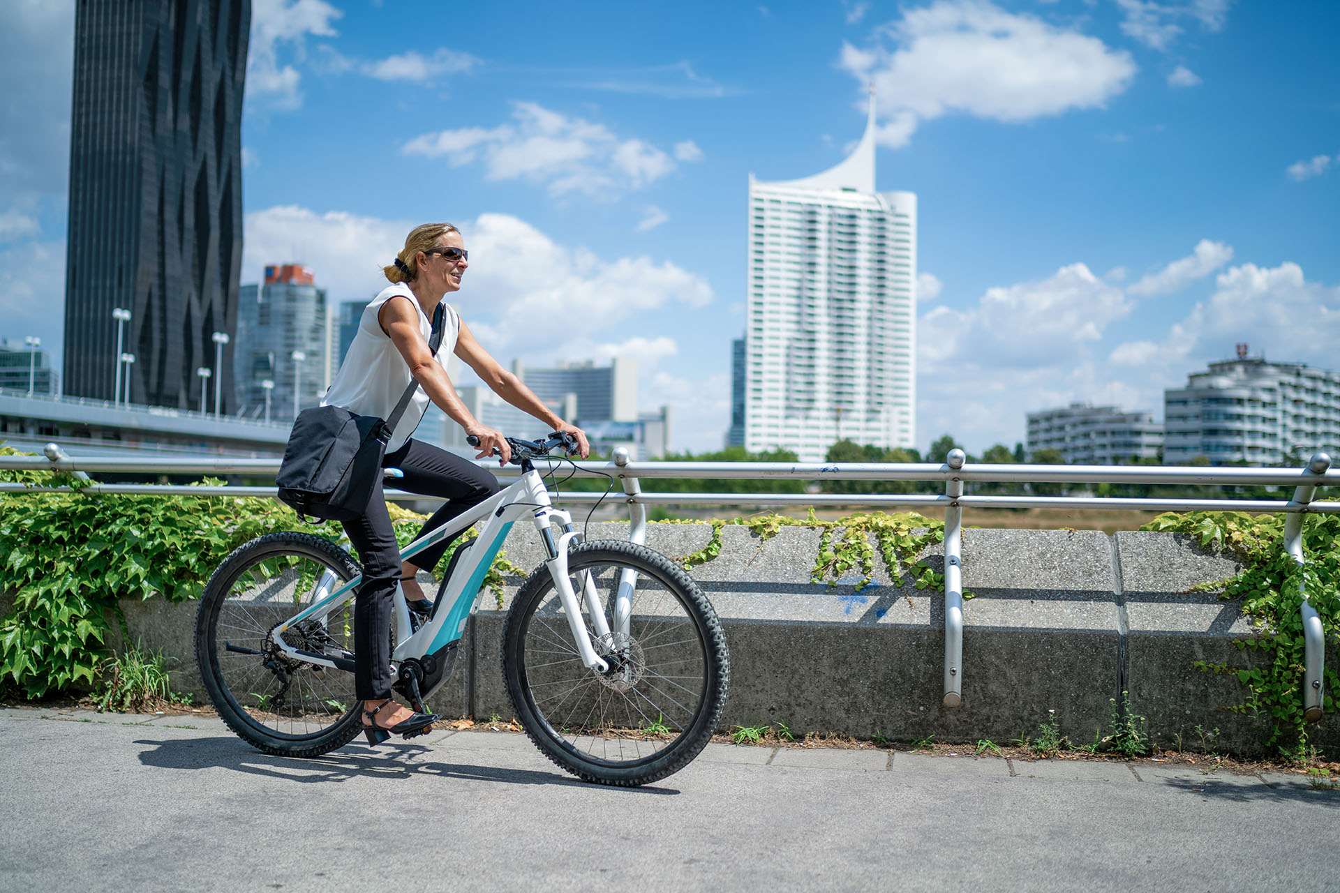 Frau fährt Fahrrad 