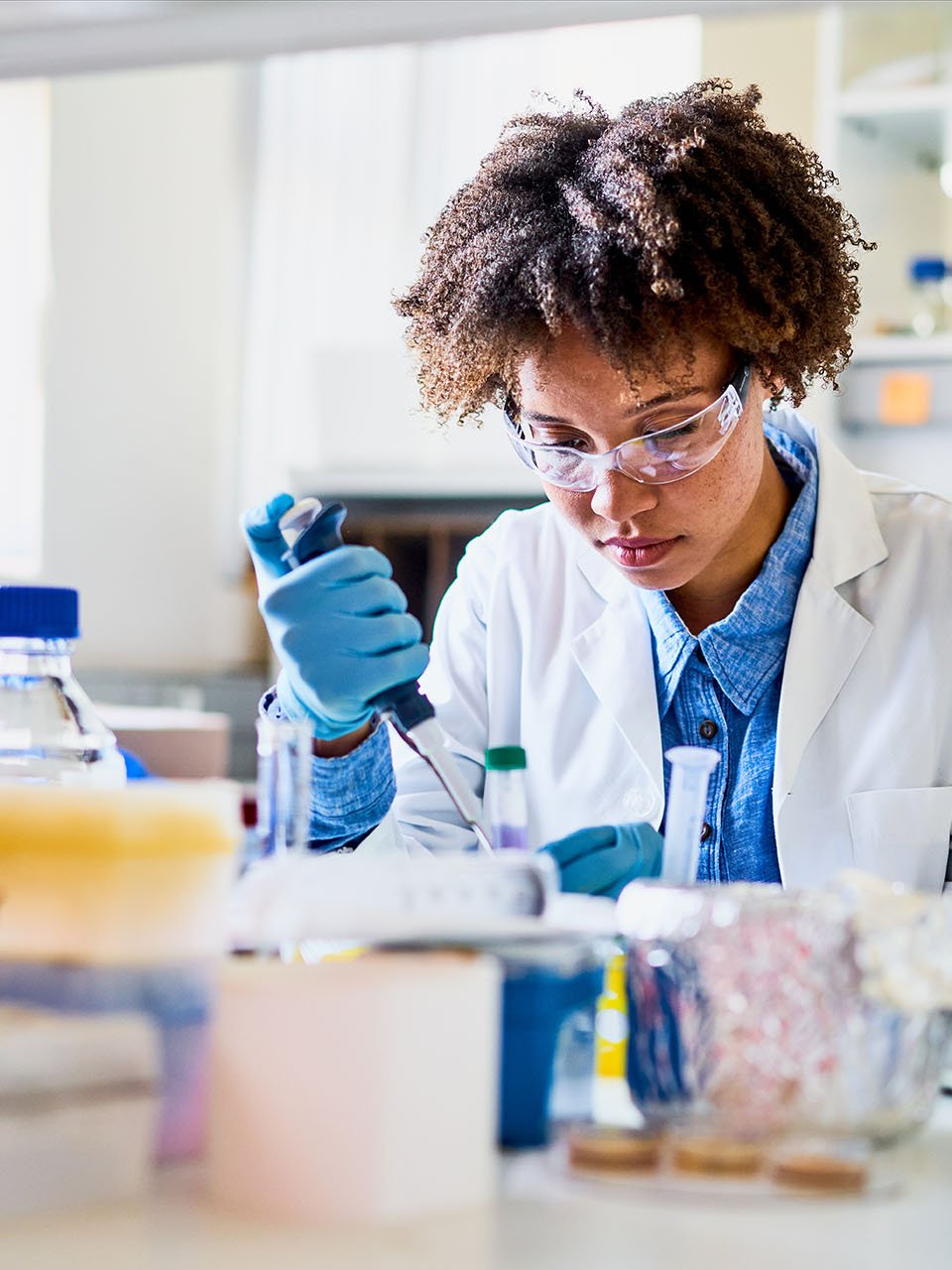 Junge Frau arbeitet mit einer Pipette.