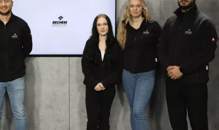 Quatre personnes se tiennent dans le studio de cinéma et font des présentations