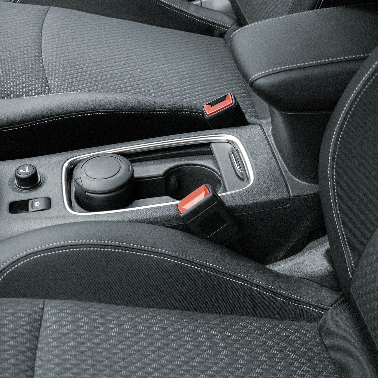 Car seat belt socket