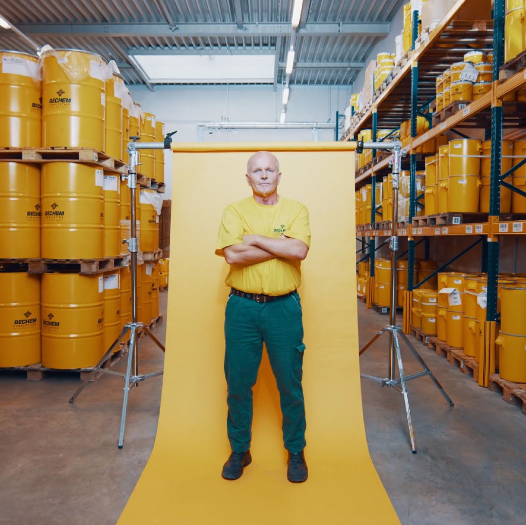 Mann steht vor einer gelben Wand im BECHEM Logistikzentrum