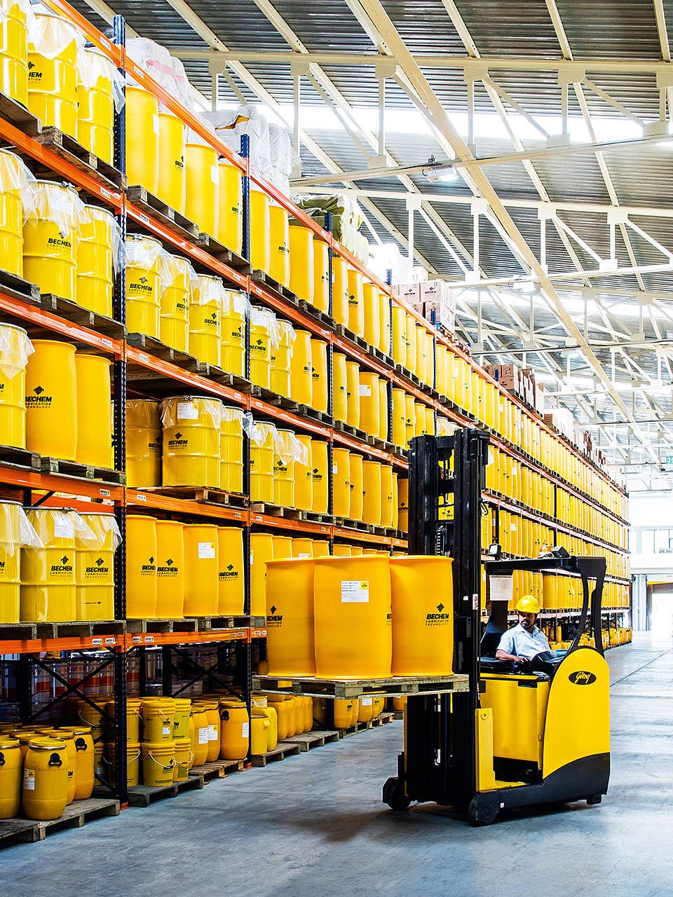 Un chariot élévateur transporte des fûts BECHEM dans le centre logistique