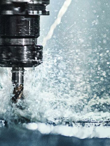 Coche amarillo animado con un edificio de cristal de fondo
