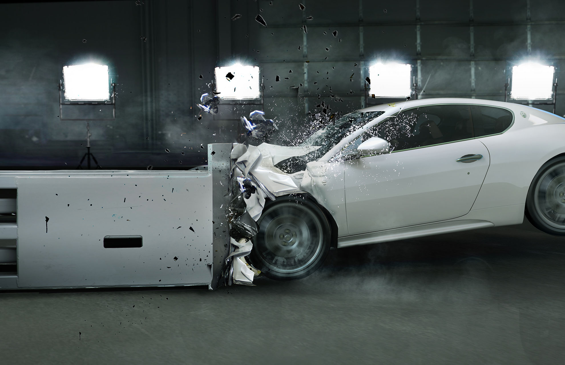 Voiture en crash-test dont l'avant heurte un butoir