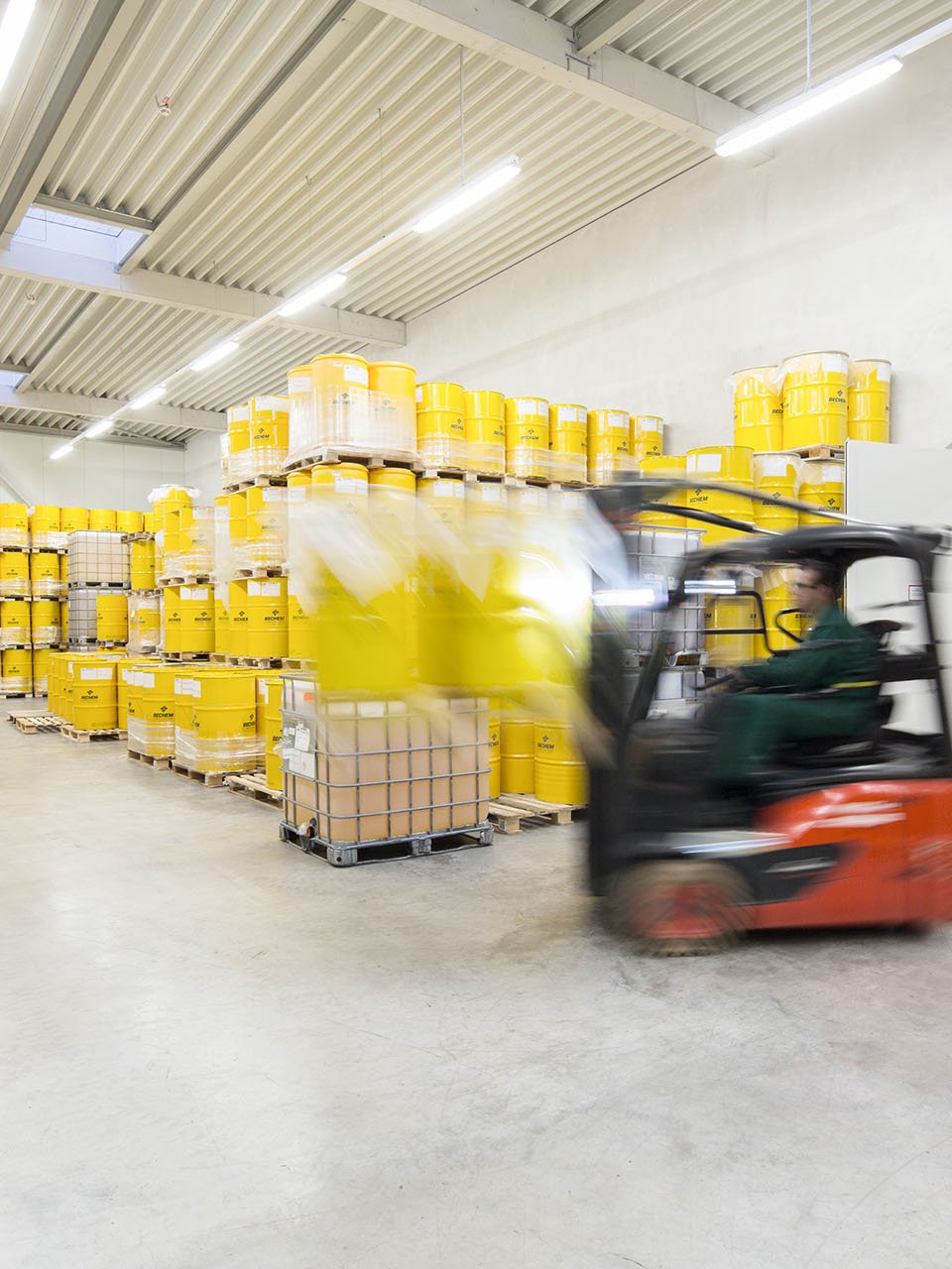 Gabelstapler transportiert Fässer im BECHEM Logitistikzentrum